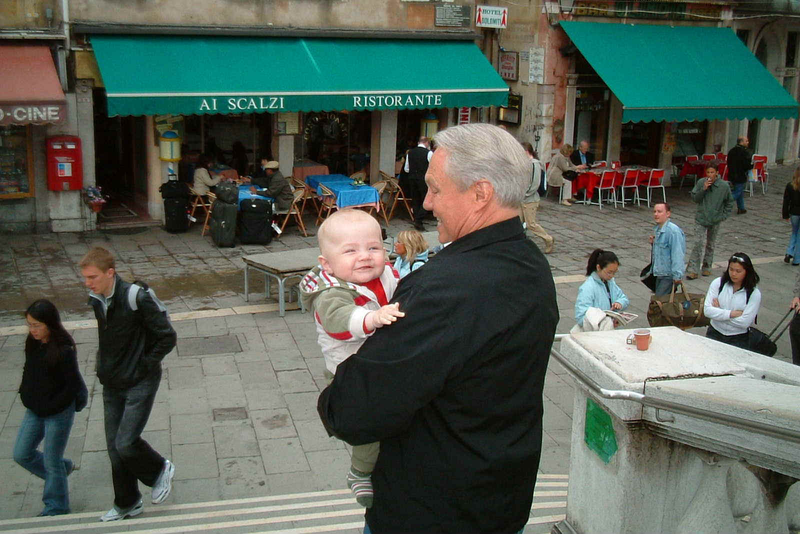 8- DSCF0056 Dad and Aidan in Venice.JPG (161762 bytes)